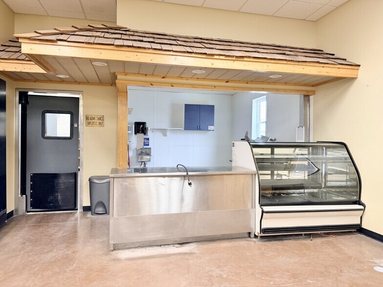 More Photos Of 302 S Broadway St, Jamesport General Retail For Sale