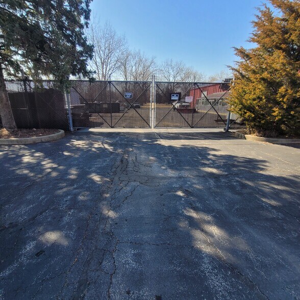 More Photos Of 2001 Weber Rd, Crest Hill Manufacturing For Lease