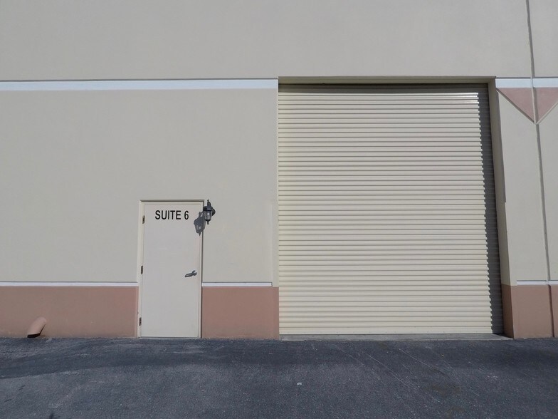 More Photos Of 787 Commerce Dr, Venice Warehouse For Lease