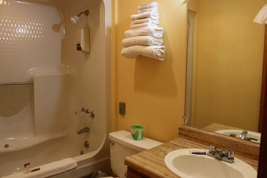 More Photos Of 400 Main St, Parsons Hotel For Sale