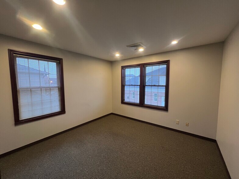 More Photos Of 1620 W Oak St, Zionsville Office For Lease