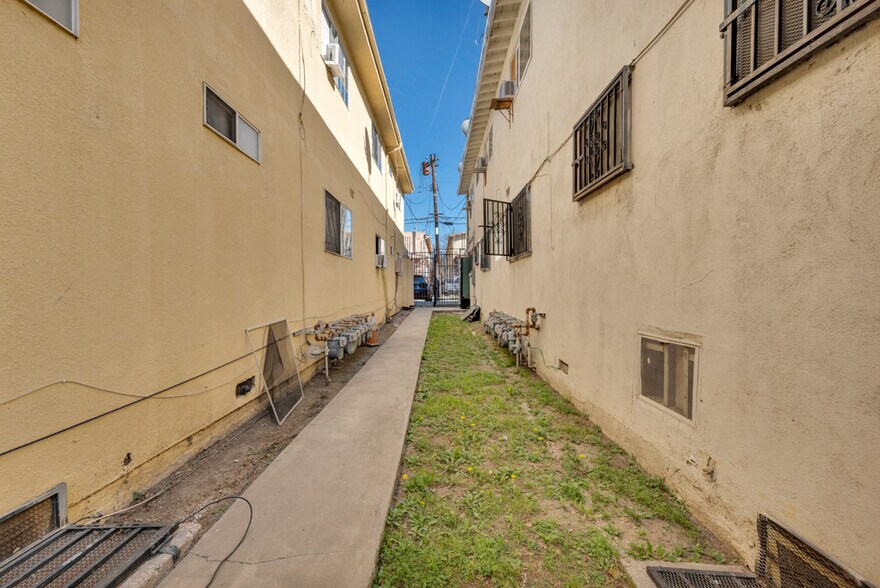 More Photos Of 17945 Roscoe Blvd, Northridge Apartments For Sale