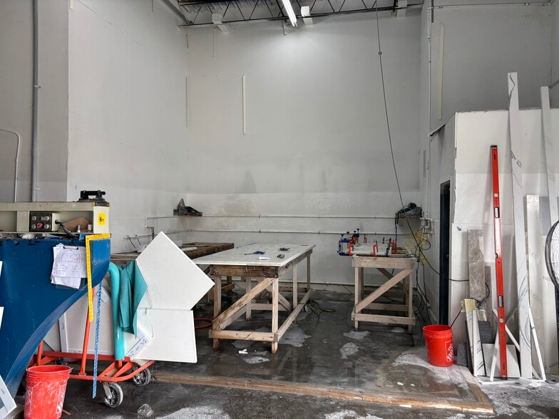 More Photos Of 944 Country Club Blvd, Cape Coral Warehouse For Lease