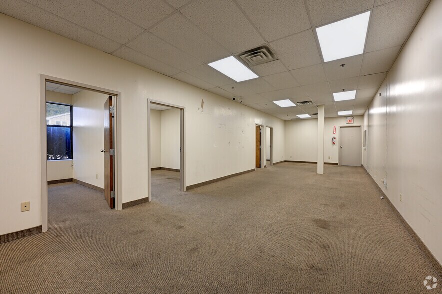 More Photos Of 190 Veterans Dr, Northvale Distribution For Lease