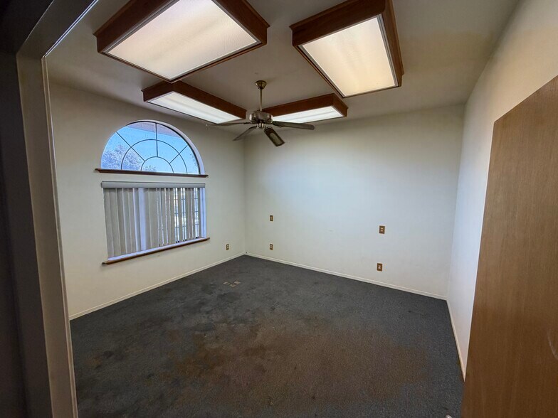 More Photos Of 1088 N Mooney Blvd, Tulare Freestanding For Lease