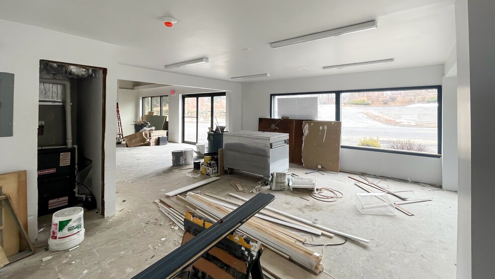 More Photos Of 554 Main St, Oakville Storefront Retail Office For Lease