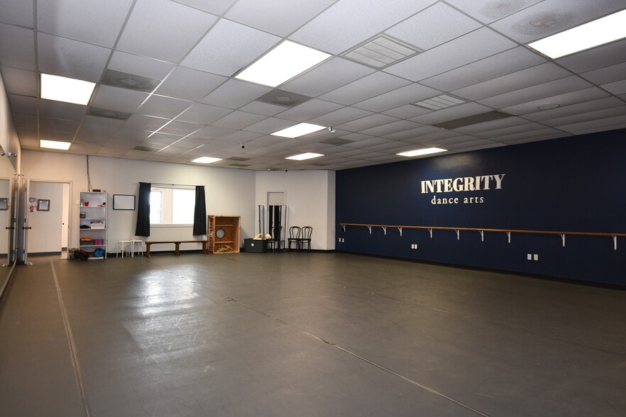 More Photos Of 901 Elm St, McKinney Flex For Sale