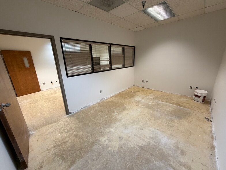 More Photos Of 355 Hiatt Dr, Palm Beach Gardens Showroom For Lease