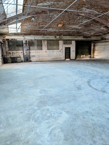 More Photos Of 5916 Lillian St, Los Angeles Industrial For Lease