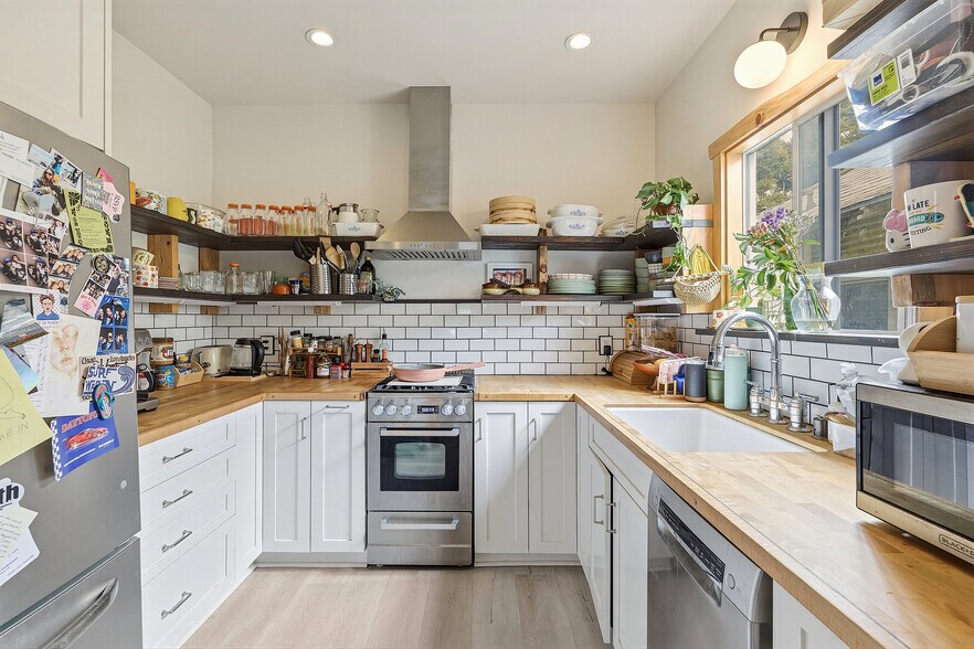 More Photos Of 218 Horizon Ave, Venice Multifamily For Sale