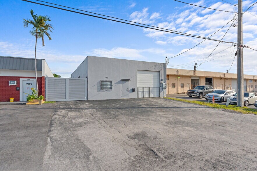 More Photos Of 272-280 SW 33rd St, Fort Lauderdale Showroom For Lease