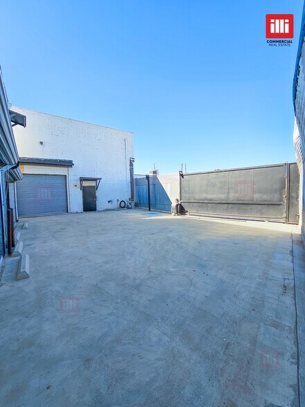 More Photos Of 14737 Arminta St, Panorama City Manufacturing For Sale