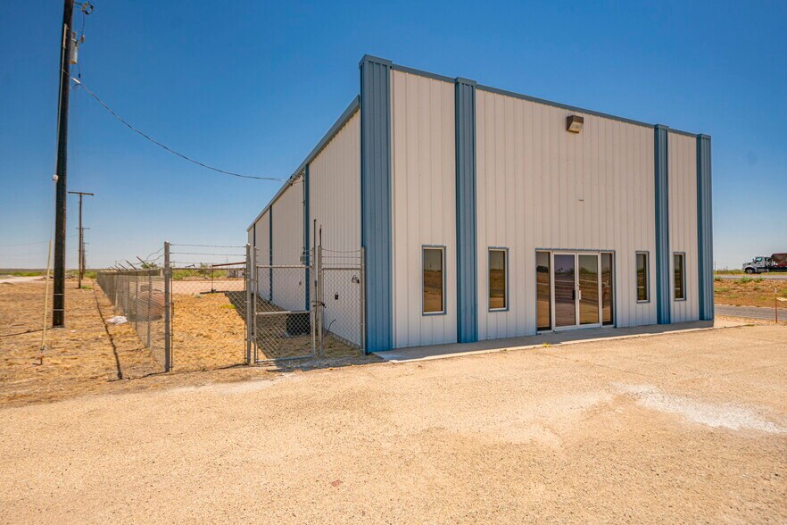 More Photos Of 850 W I-20, Penwell Warehouse For Lease