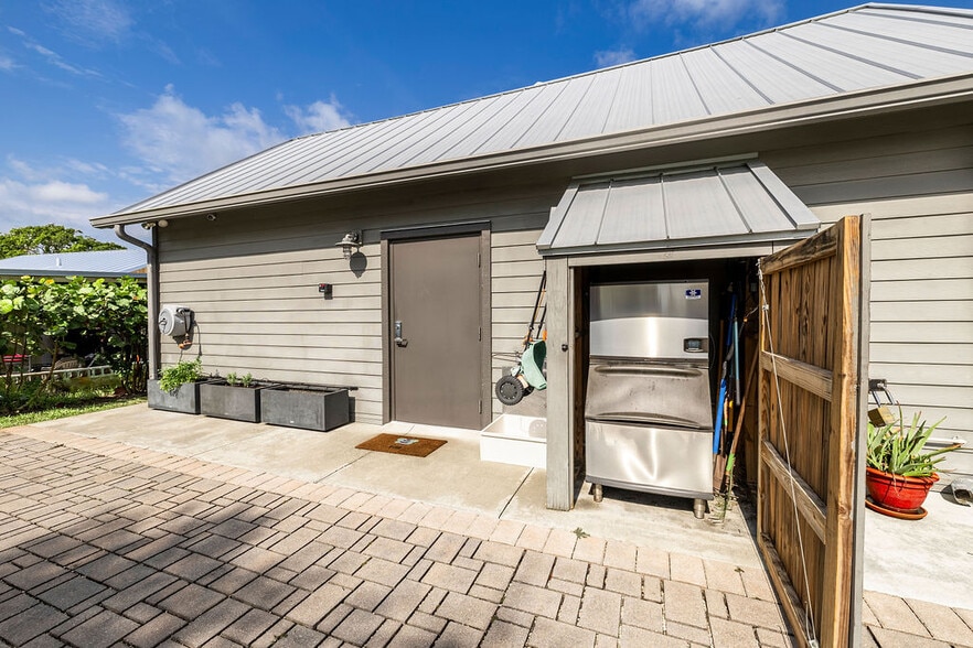 More Photos Of 1766 14th Ave, Vero Beach Restaurant For Sale