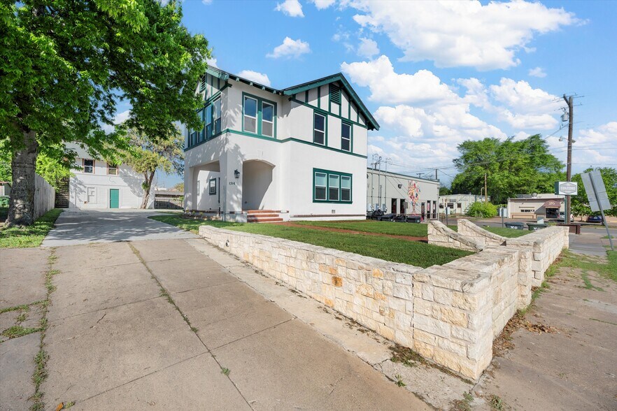 More Photos Of 1314 N 15th St, Waco General Retail For Sale