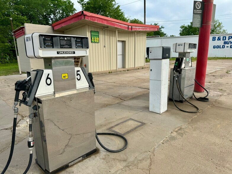 More Photos Of 1425 S Church St, Paris Freestanding For Sale