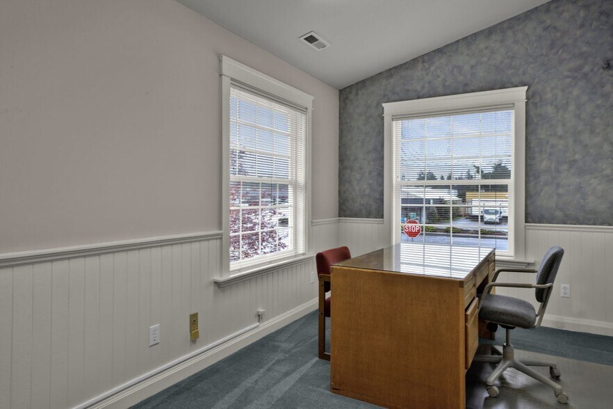More Photos Of 1875 Highway 101, Florence Office For Sale