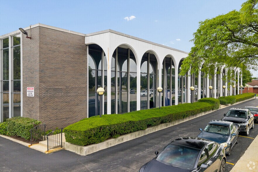 More Photos Of 7101 N Cicero Ave, Lincolnwood Office For Lease