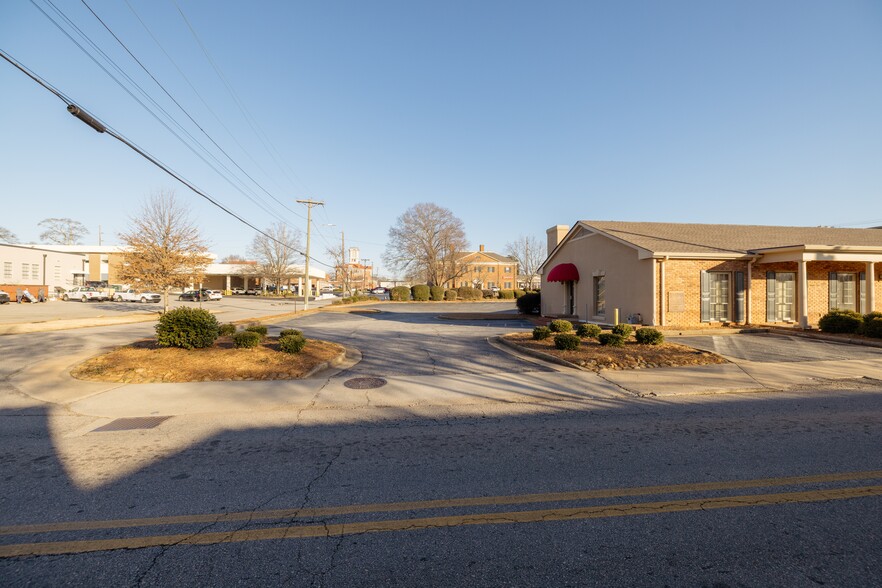 More Photos Of 131 E Church St, Monroe Specialty For Lease