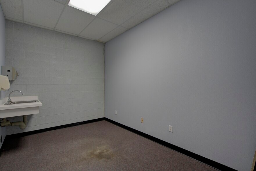 More Photos Of 295 Main St, Weed Office For Sale