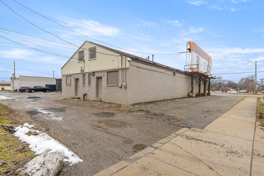 More Photos Of 26905 Plymouth Rd, Redford Township Freestanding For Lease