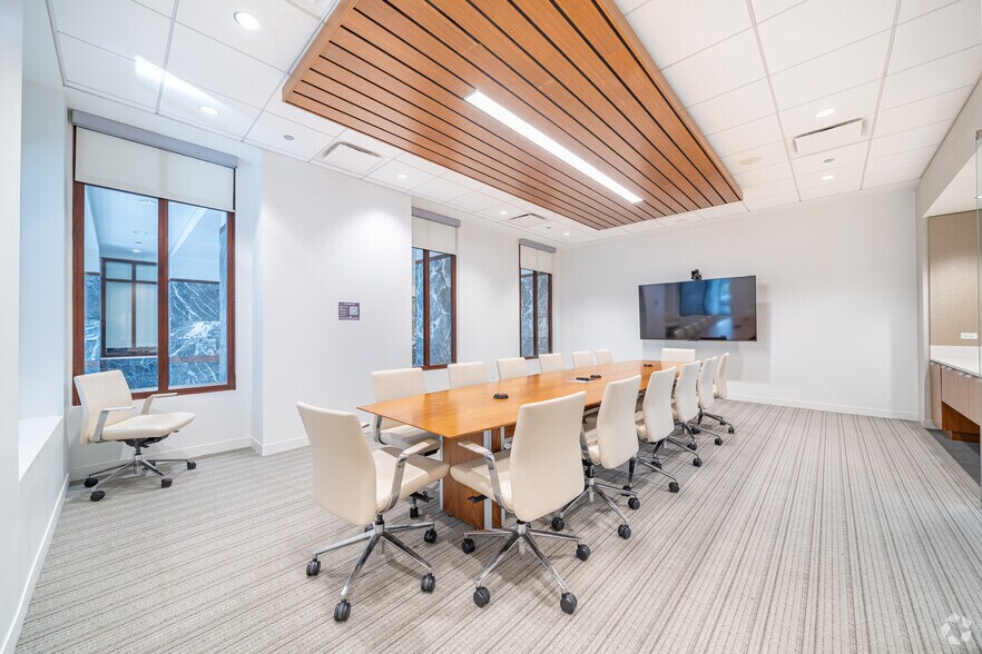 More Photos Of 311 S Wacker Dr, Chicago Office For Lease