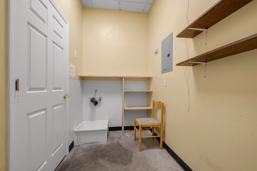 More Photos Of 15 Cr-66, Huntington Station Unknown For Lease