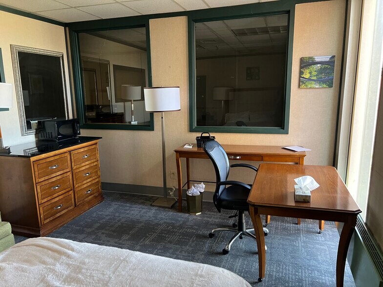 More Photos Of 136 Center St, Old Town Office For Sale