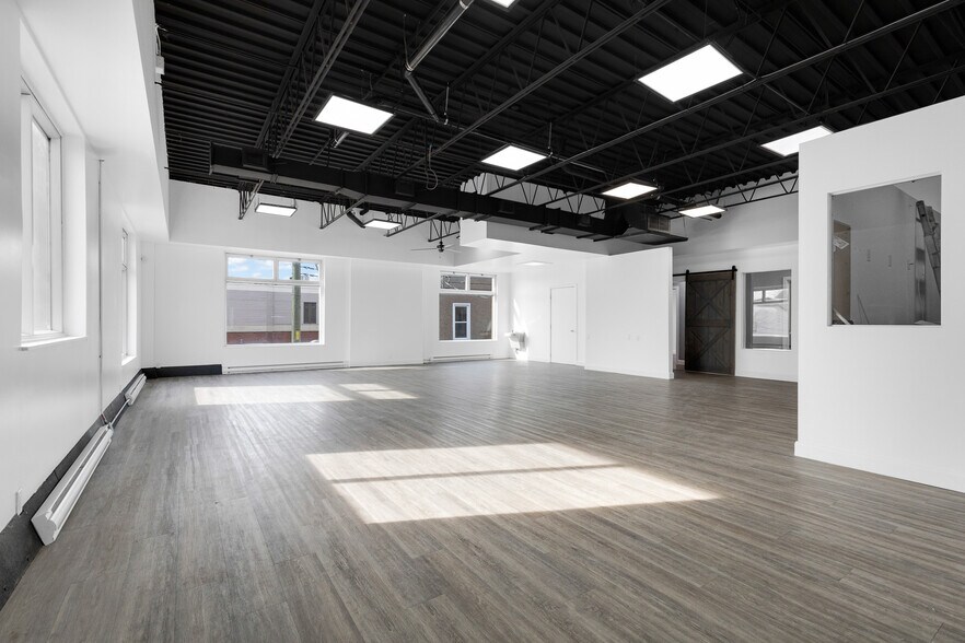 More Photos Of 298-300 Ch du Bord-du-Lac-Lakeshore, Pointe-claire Storefront For Lease