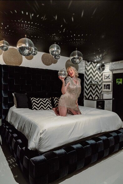 More Photos Of 120 W Vereda Sur, Palm Springs Hotel For Sale