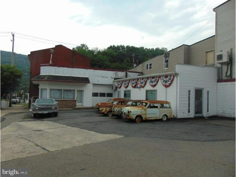 More Photos Of 300 Centre St, Ashland Flex For Sale