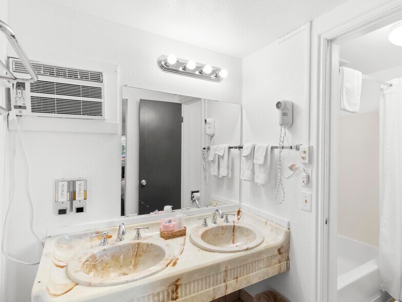 More Photos Of 475 W Main St, Escalante Hotel For Sale