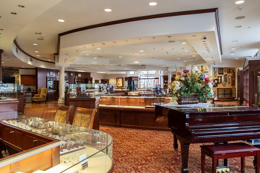 More Photos Of 700 E Main St, Anoka Freestanding For Lease