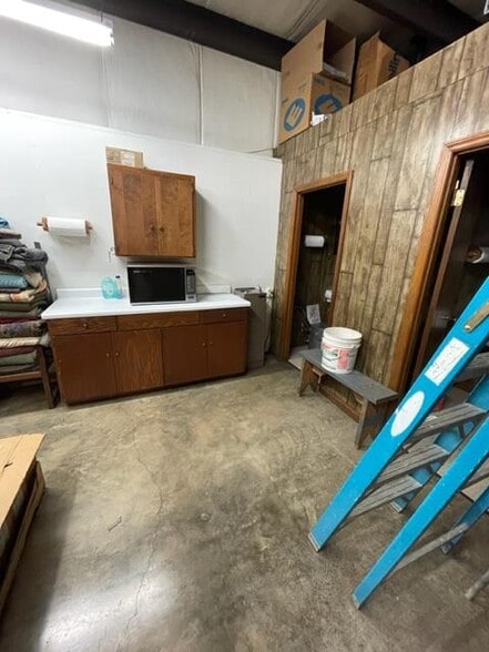 More Photos Of 508 Hoover St, Asheboro Flex For Lease