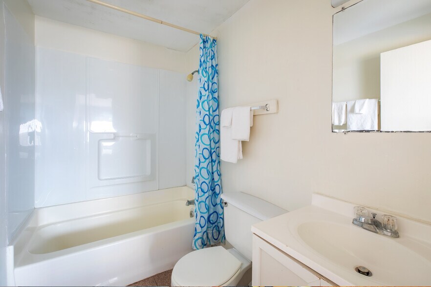 More Photos Of 198 Ashworth Ave, Hampton Hotel For Sale