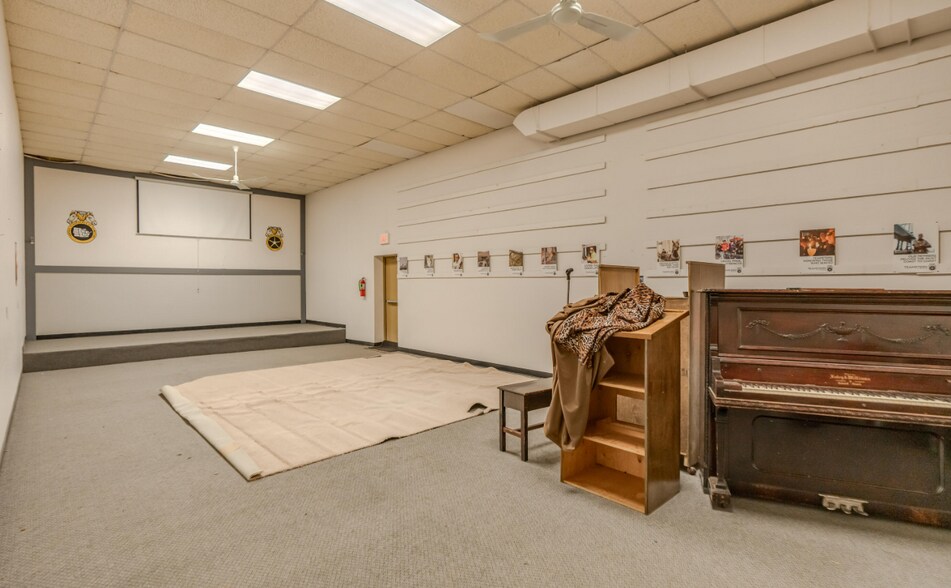 More Photos Of 1100 Basin Ave, Bismarck Flex For Sale