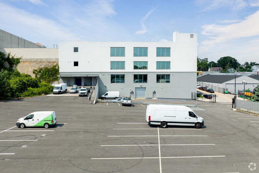 More Photos Of 250 E Sandford Blvd, Mount Vernon Warehouse For Lease