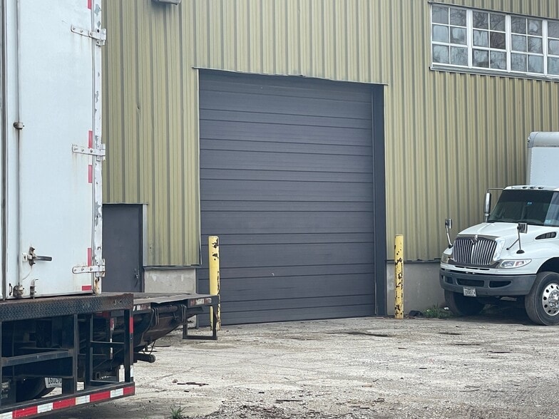 More Photos Of 5570 W 70th Pl, Bedford Park Manufacturing For Lease