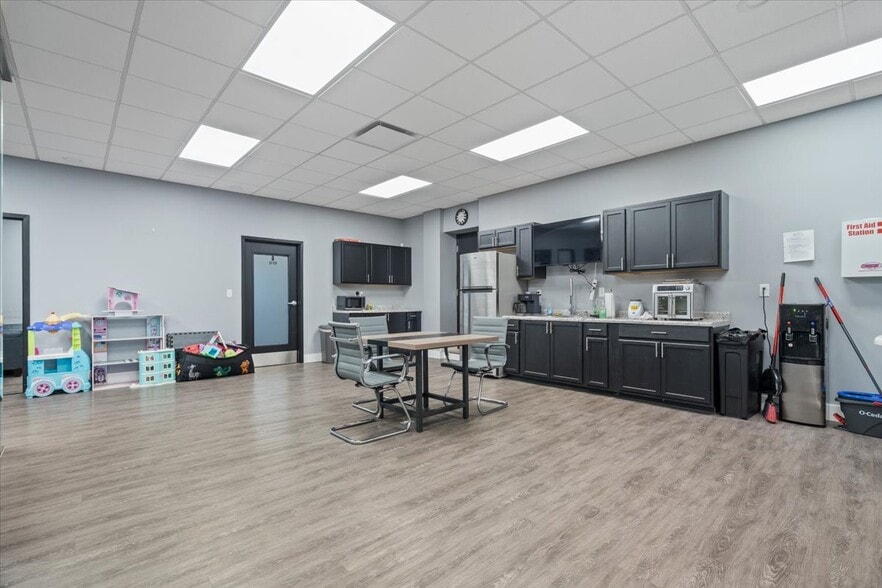 More Photos Of 1415 Shelby St, Indianapolis Office For Sale