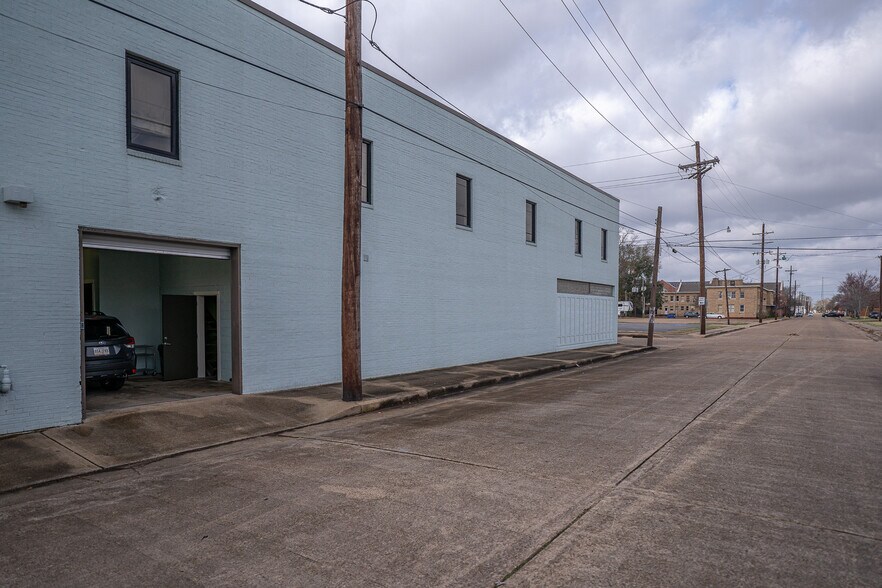 More Photos Of 1611 Washington St, Alexandria Showroom For Sale