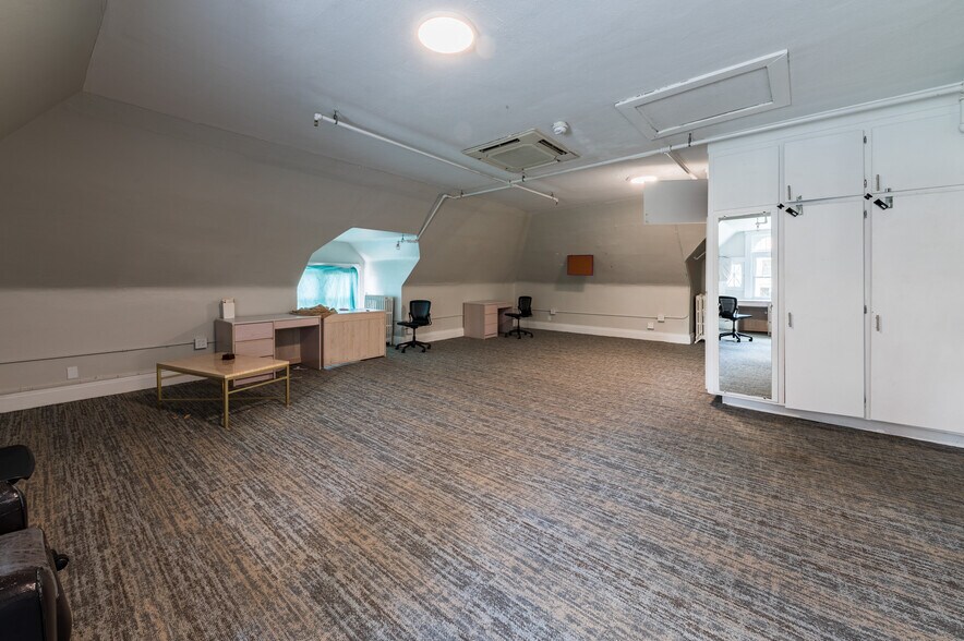 More Photos Of 1493 University Ave, Morgantown Sorority Fraternity House For Lease