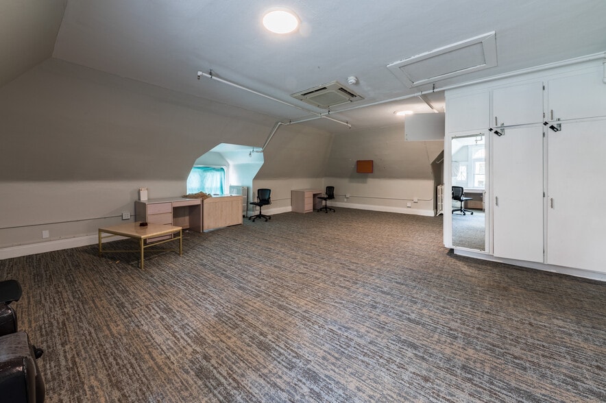 More Photos Of 1493 University Ave, Morgantown Sorority Fraternity House For Sale