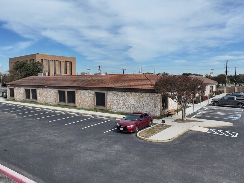 More Photos Of 7355 Barlite Blvd, San Antonio Medical For Sale