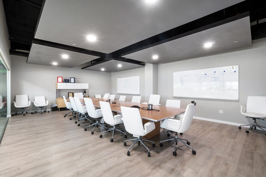 More Photos Of 800 E Dyer Rd, Santa Ana Showroom For Sale