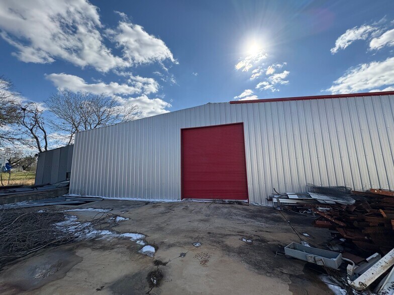 More Photos Of 10141 TX Loop 106, Adkins Showroom For Sale