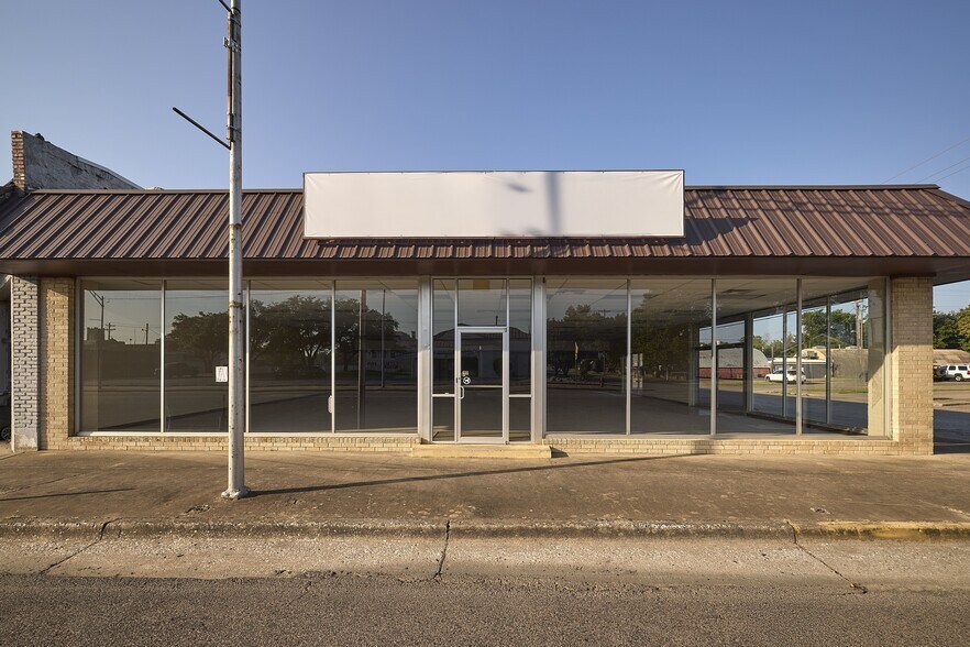 More Photos Of 423 W Main St, Durant Office For Lease