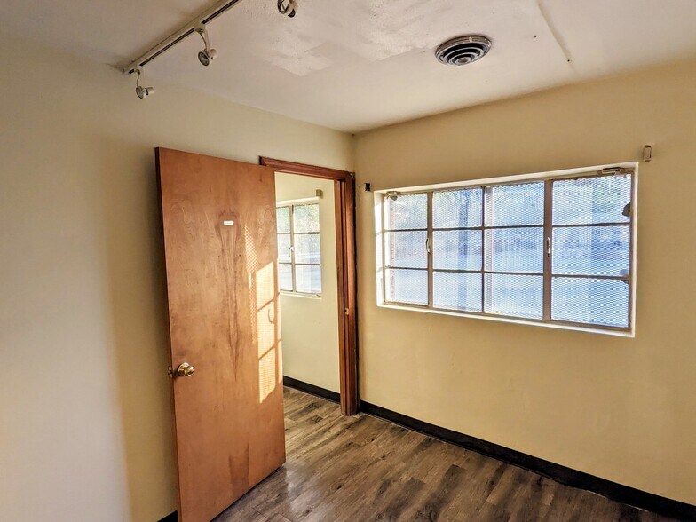 More Photos Of 2706 W 11th St, Little Rock Light Manufacturing For Sale