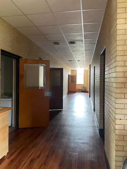 More Photos Of 448 Prospect St, Combined Locks Bar For Sale