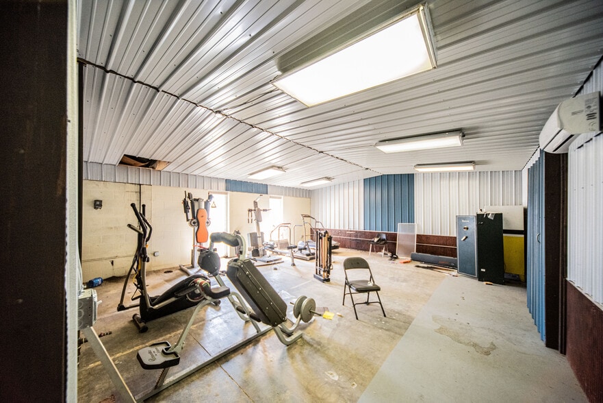 More Photos Of 501 Lakeshore Dr, Kuttawa Warehouse For Sale