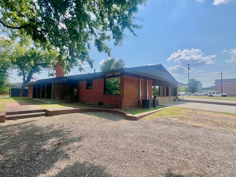 More Photos Of 614 Oak Ave, Sulphur Springs Office For Sale